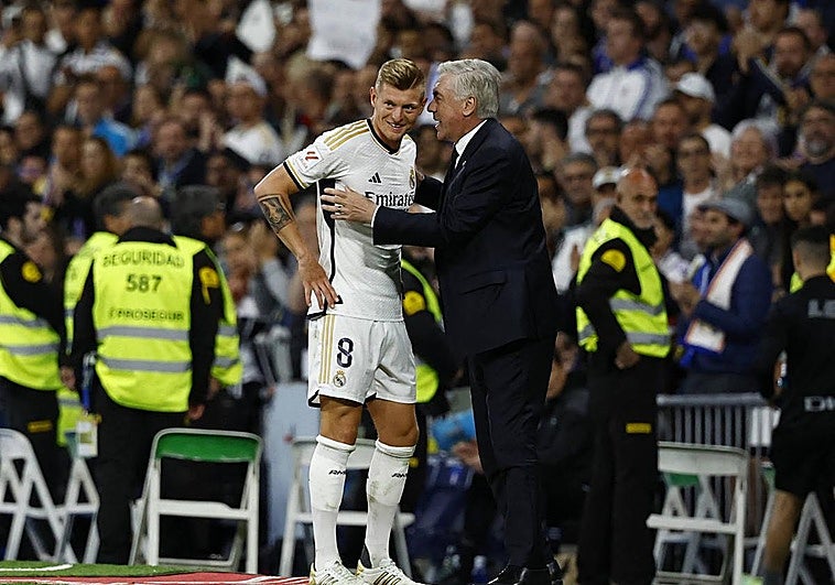 Toni Kroos with coach Carlo Ancelotti.
