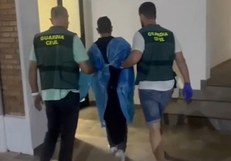 Watch as 'El Chumbo', the armed man who escaped police cordon in Malaga town, is finally captured