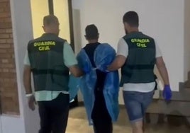 Watch as 'El Chumbo', the armed man who escaped police cordon in Malaga town, is finally captured