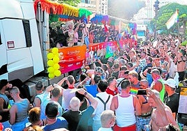 The SUR and SIX float takes part the record-breaking event