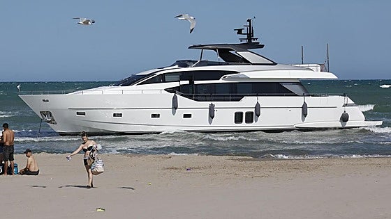 This is what the British luxury yacht that ran aground in Valencia looks like