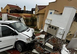 Gang of thieves arrested after crashing van into two villas in Mijas while making their getaway