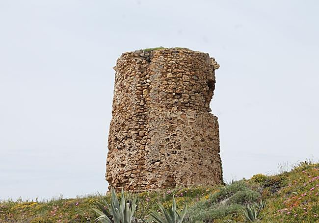 This Nasrid tower, which was in use until the 18th century, overlooks the beach.