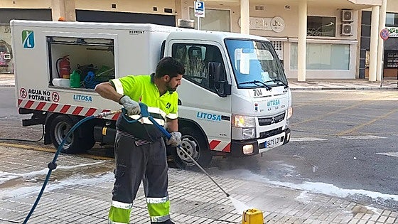 Torremolinos resumes street cleaning and disinfection services, suspended since November due to the drought