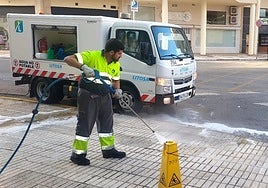 Municipal worker resumes street cleaning in Torremolinos.