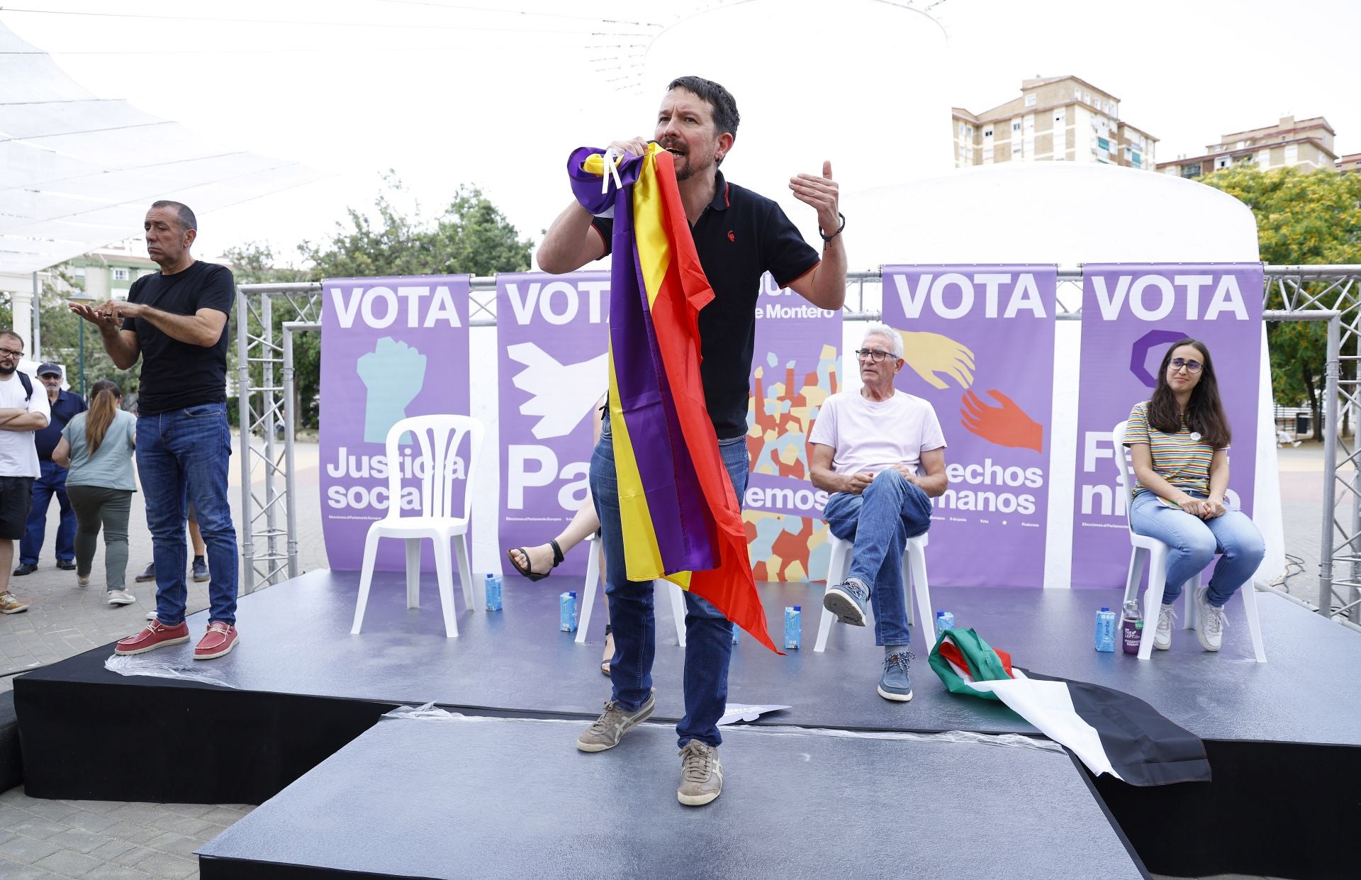 Imagen secundaria 1 - Y olanda Díaz, centre, top photo; Pablo Iglesias (left photo) and Abascal (left of right photo) with Vox Euro candidate Jorge Buxadé. 