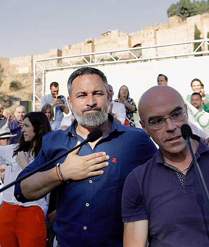 Imagen secundaria 2 - Y olanda Díaz, centre, top photo; Pablo Iglesias (left photo) and Abascal (left of right photo) with Vox Euro candidate Jorge Buxadé. 