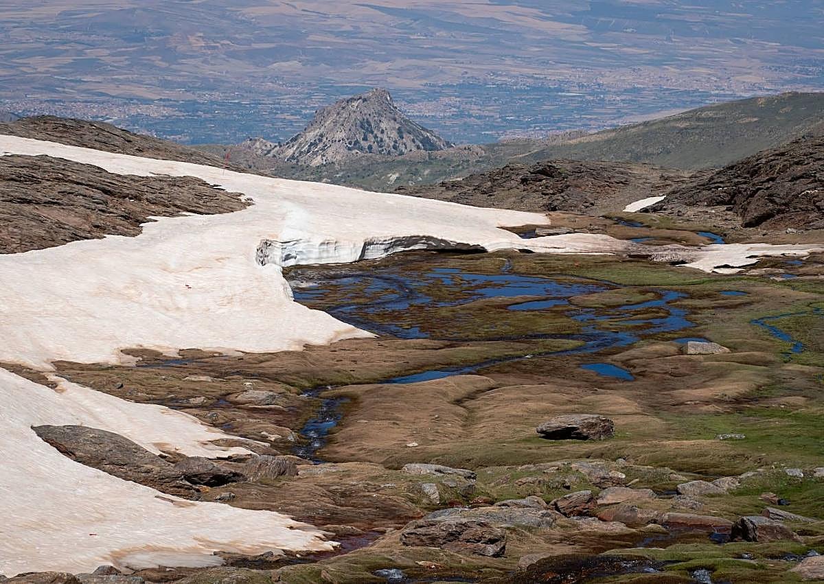 Imagen secundaria 1 - Photo special: These are the best places to see the snow thawing on Granada's famous Sierra Nevada mountain range