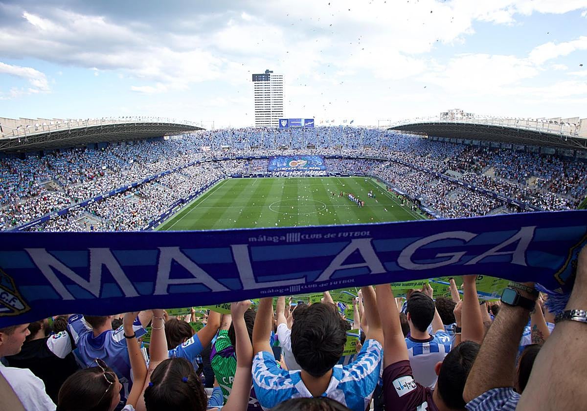 Imagen principal - Roberto at the double to send Malaga CF to the play-off final