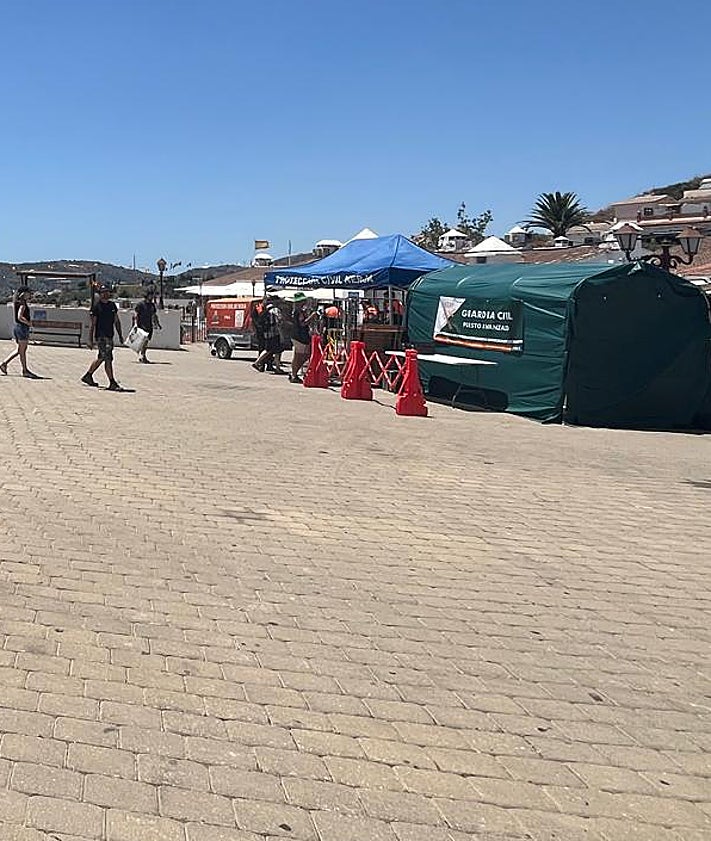 Imagen secundaria 2 - Three images from the filming of Dos Tumbas on Monday in Frigiliana.