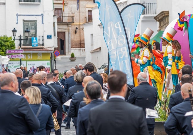 The municipal band entertains people at the last Portovelis market.