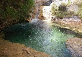 On the second half of the route you will see pools and waterfalls like these