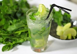 Five people reported for selling mojitos on Malaga beaches without health checks