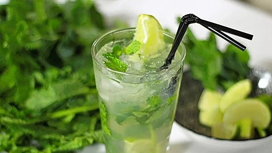 Five people reported for selling mojitos on Malaga beaches without health checks