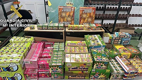 Guardia Civil in Cadiz province pulls 888 boxes containing 44,400 fireworks from the market