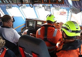 SUR accompanies the crew of the Salvamar Alnitak in a drill prior to the start of the summer season