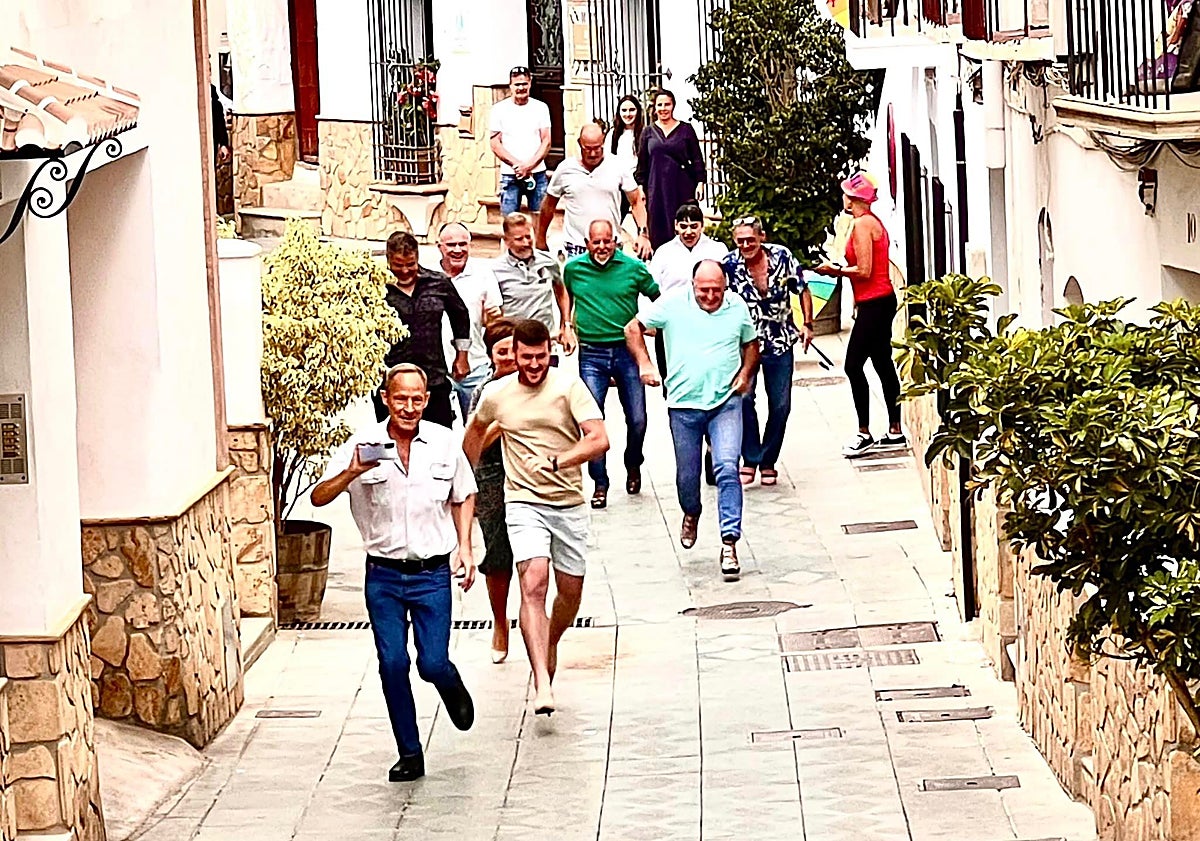 Imagen principal - This is the town in Malaga province where you can take part in a high-heel shoe race with Pride
