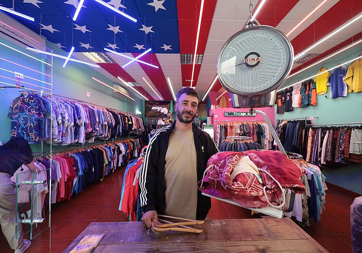 Imagen principal - Javier Villanueva runs Flamingos, an American vintage store (top);, Oysters (Calle Ollerías) is run by an Estonian couple (left); Vintage clothes in Epoca Village (right).