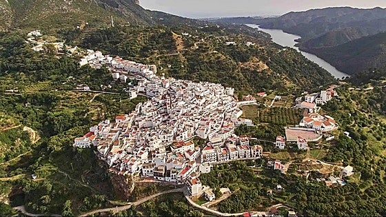 Lost foreign hiker rescued from difficult-to-access ravine near Marbella