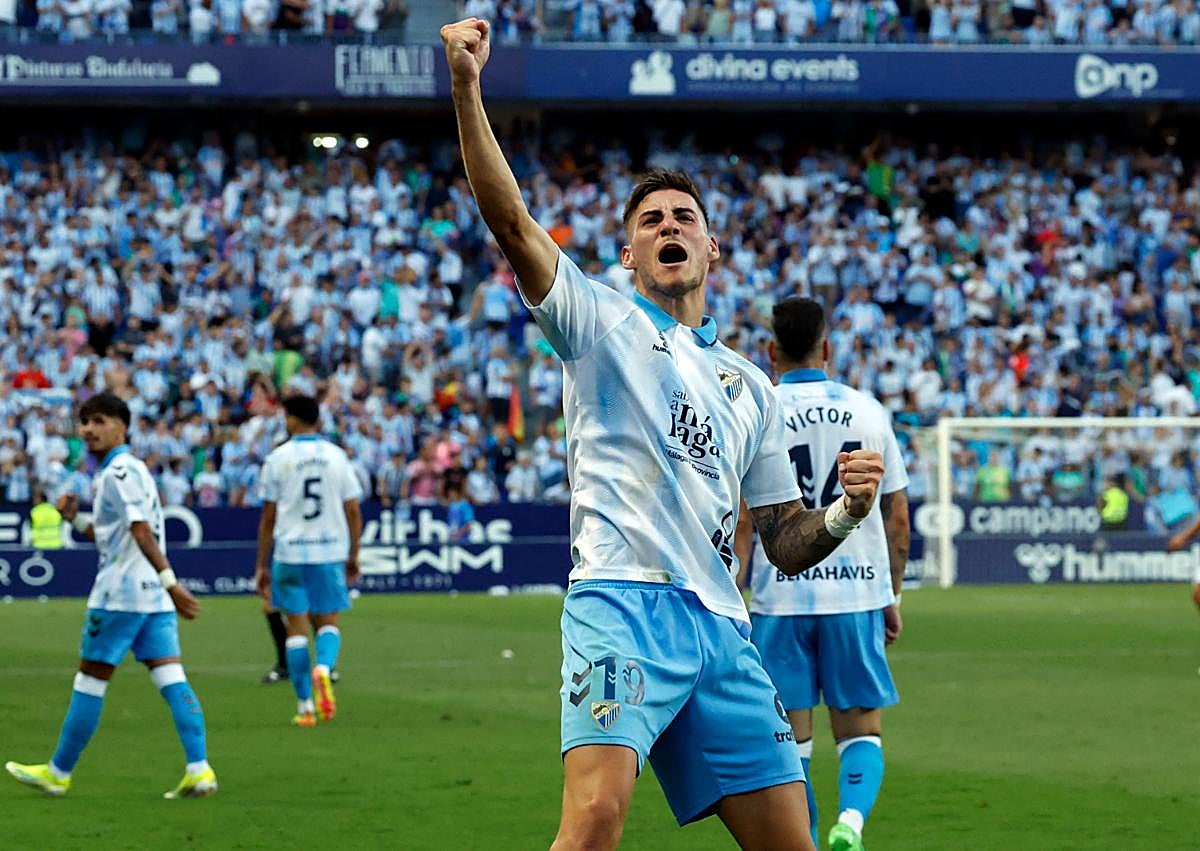Imagen secundaria 1 - Roberto double gifts Malaga CF narrow advantage in play-off final