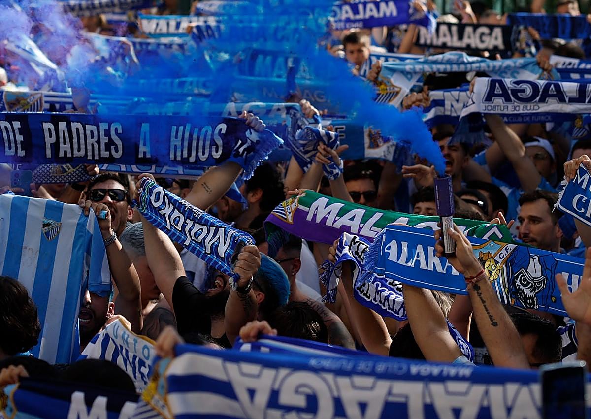 Imagen secundaria 1 - Roberto double gifts Malaga CF narrow advantage in play-off final