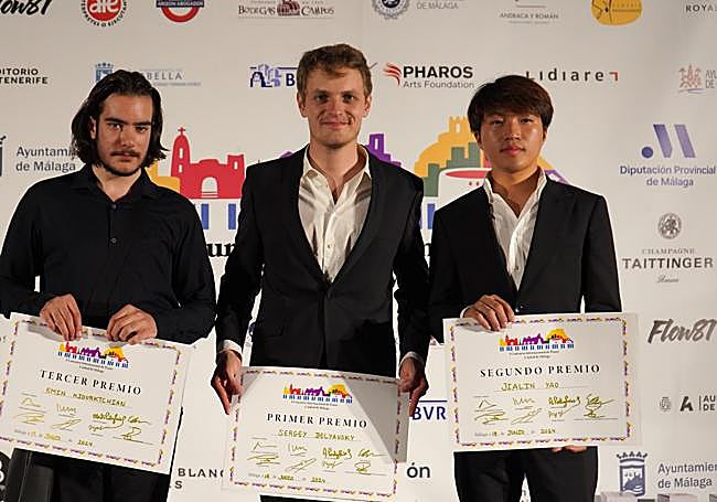 Emin Kiourktchian, 3rd place (l), Sergey Belyavsky, 1st place (c), Jialin Yao, 2nd place (r).