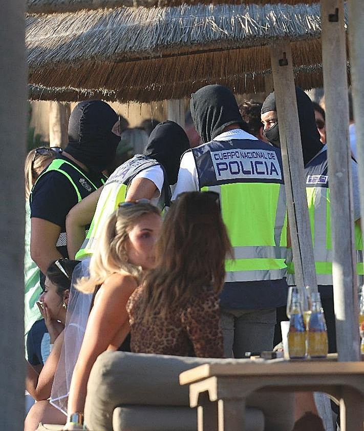 Imagen secundaria 2 - This is the moment around 50 police officers raided a popular beach club in Marbella at the weekend