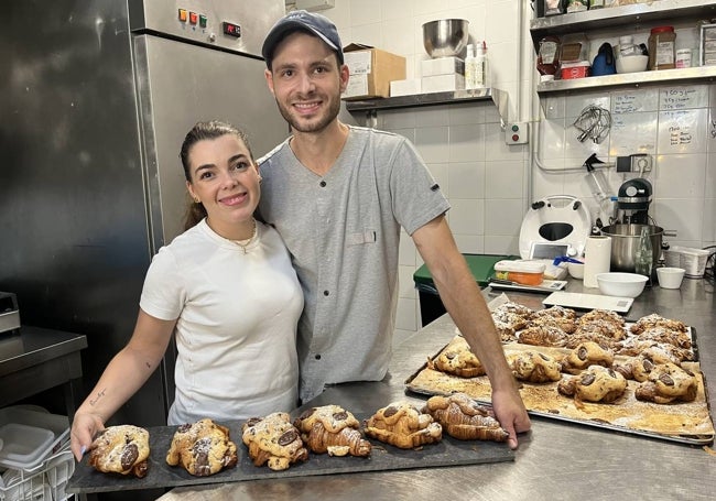 Leila González and Theo Sfez, with the crookies.