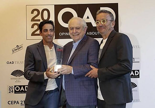 Pablo and José Sánchez collected the award for Los Marinos José on Monday.