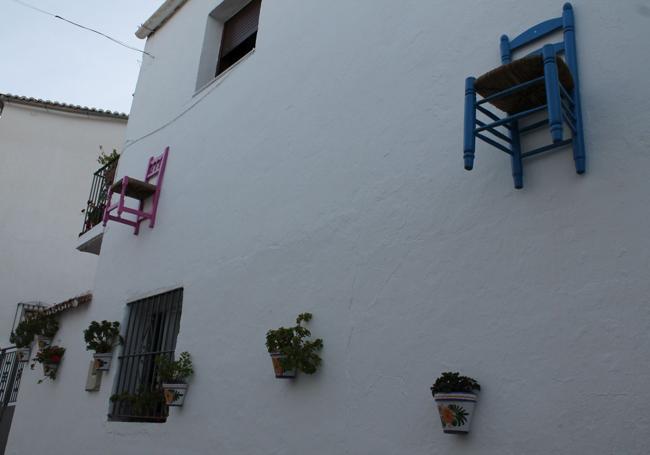 The streets of Parauta have a curious collection of outdoor chairs.