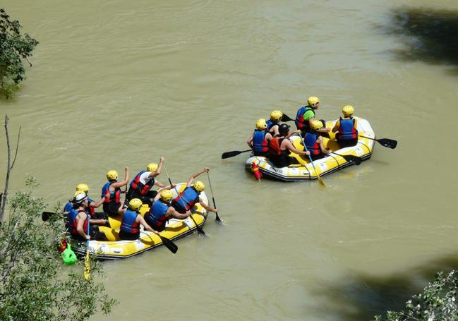 Rafting can be practised on the Genil, as it passes through Cuevas Bajas.