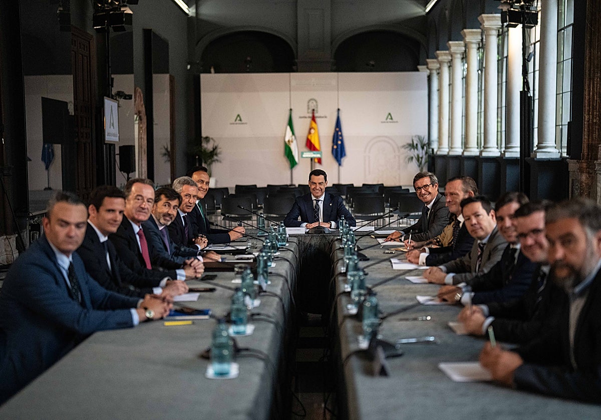 Juanma Moreno chairing the meeting with representatives from the regional aerospace cluster.