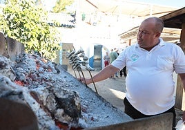 Catalin Agape, espetero at Las Acacias, prepares his sardines for the contest.
