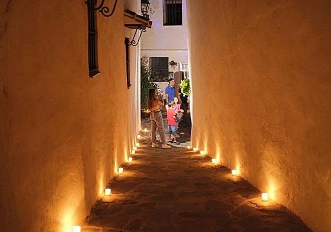 Hundreds of candles will light up the well-kept streets of this white village in the Alto Genal this Saturday.