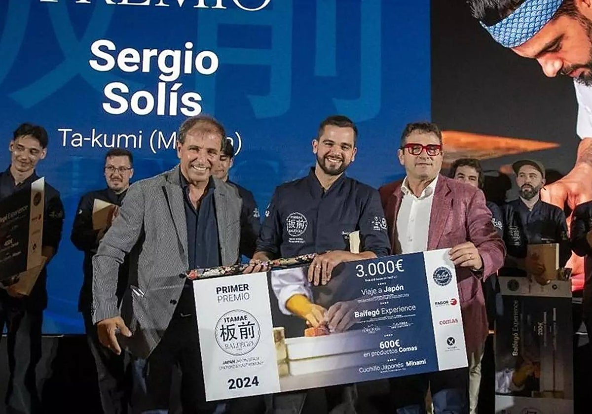 Sergio Solís, with the title that accredits him as the best sushi chef.