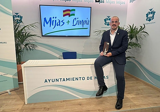 Councillor Belmonte with the platinum broom award.