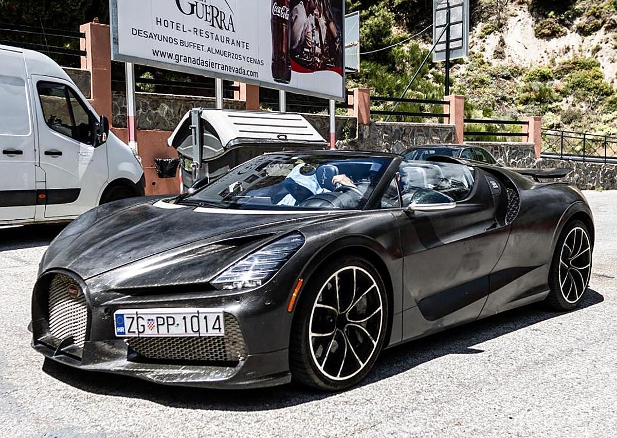 Imagen secundaria 1 - Bugatti W16 on the roads of the Sierra Nevada. 