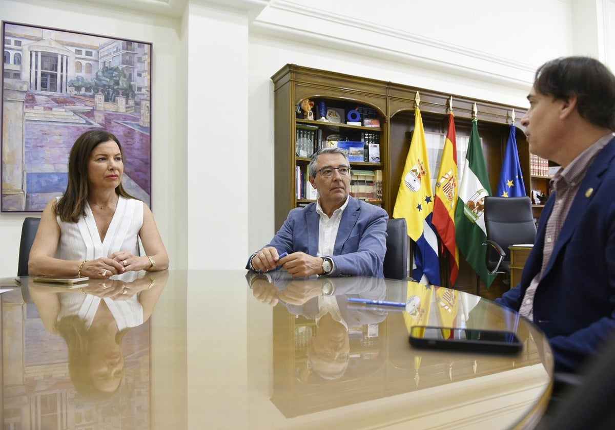 The councillor and the mayor with the head of Malaga's veterinary association.