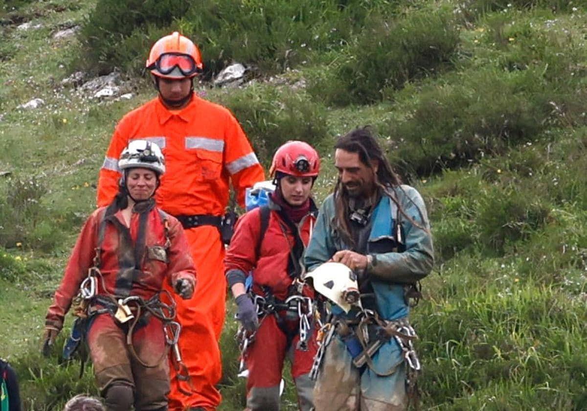 Paloma Bombín and Alfonso Urrutia, after being rescued from the cave.