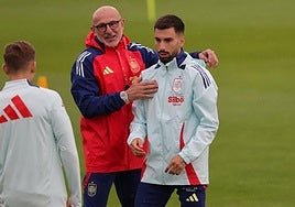 Luis de La Fuente with Spain's mid-fielder, Álex Baena.