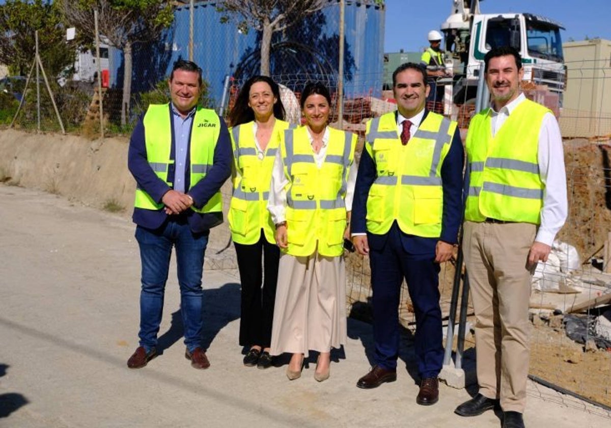 Mancomunidad president with the mayor of Mijas visiting some building work.