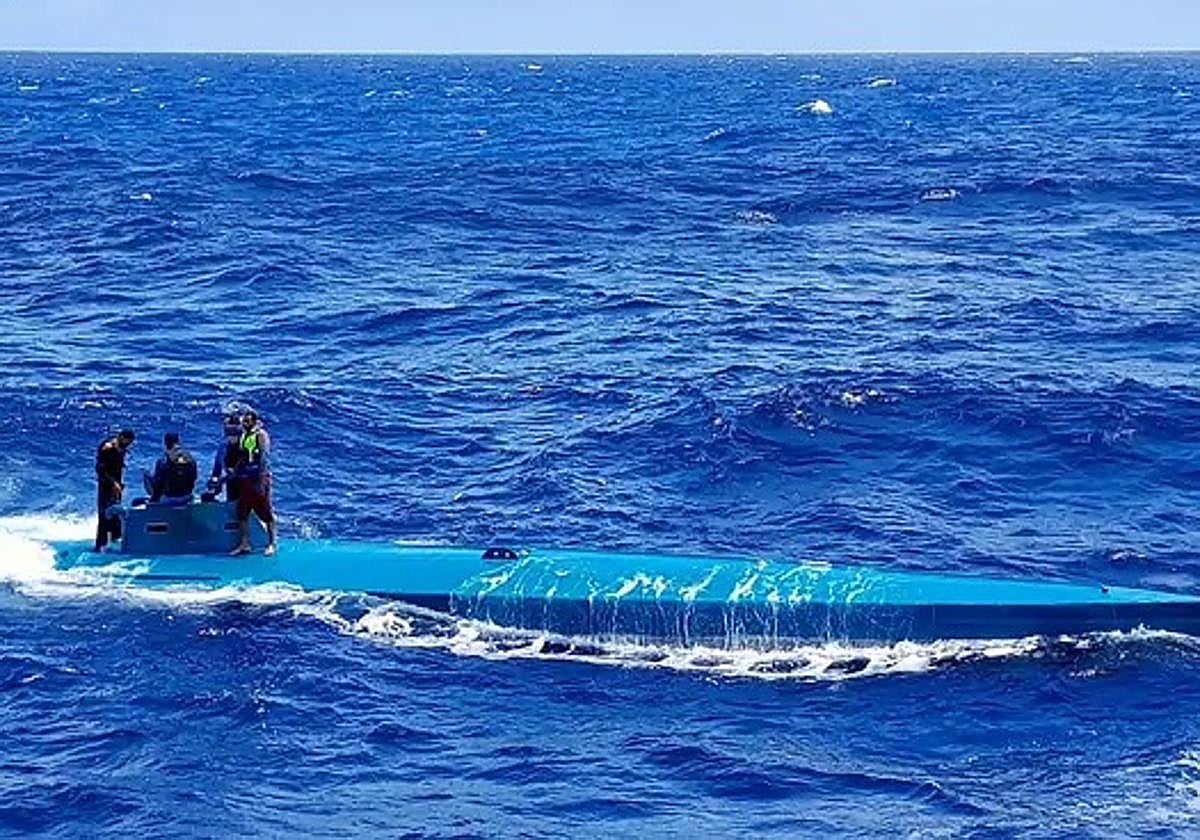 Imagen principal - This is the moment four drug traffickers were arrested after narco-submarine was intercepted off coast of Spain