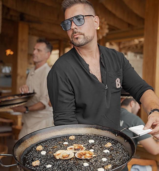 Beso Beach becomes a unique space thanks to the alchemy between atmosphere, staff, cuisine and clientele.