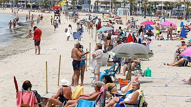 Police in Benidorm issue SOS for public to respect thin blue lines on holiday resort's beaches