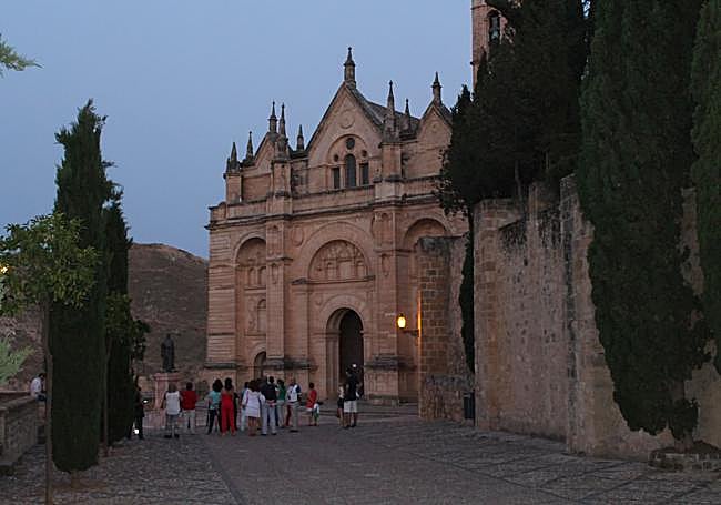 Visitors in the Plaza de los Escribanos.