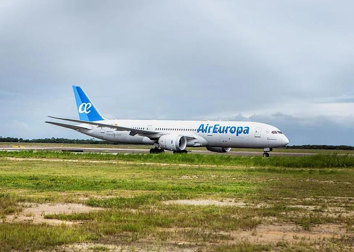 Imagen principal - The Air Europa plane, after it landed.