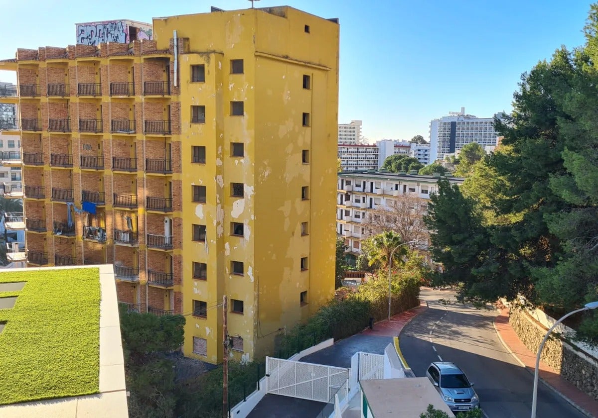 One of the hotel buildings in the Los Pintores complex.