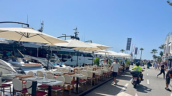 Complaint by ecologists threatens future of bar and restaurant terraces in Puerto Banús