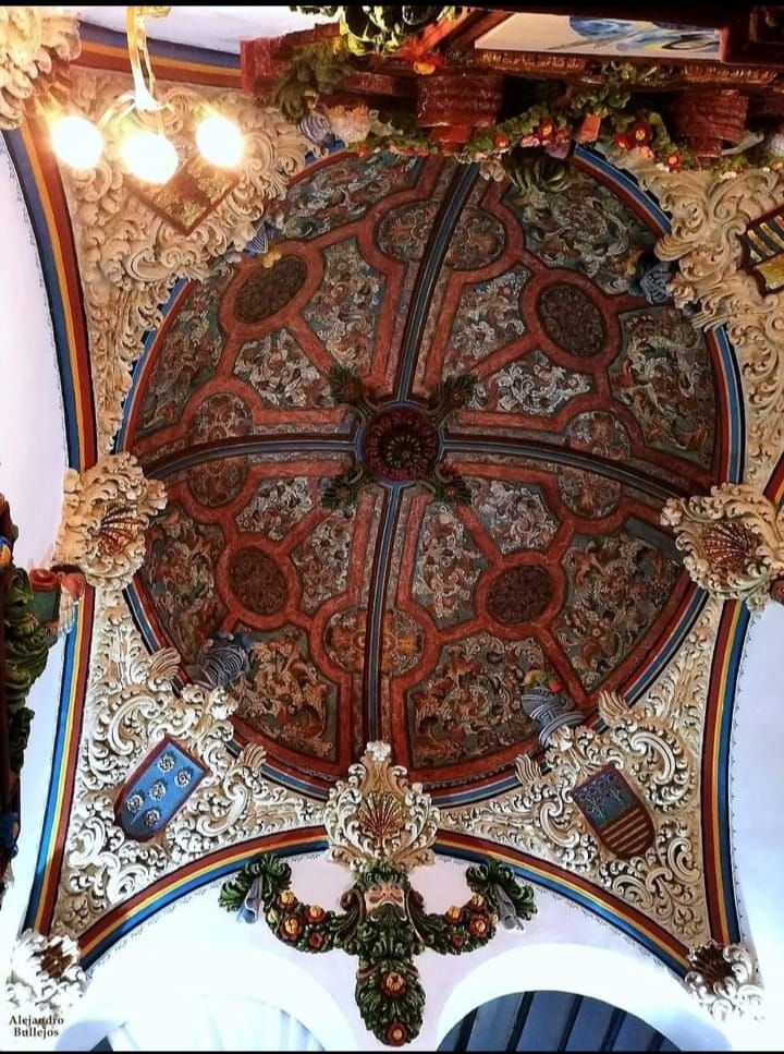 Imagen secundaria 1 - The façade, detail of one of the ceilings and interior of the museum in Alhama de Granada.