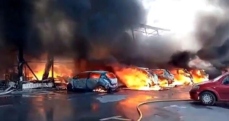 Image of the flames, this Friday in the Reyes Gutiérrez warehouse in Vélez-Málaga.
